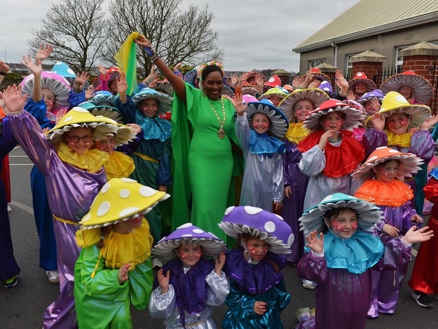 Mayor Lilian Seenoi Barr with Fresh Academy of Performing Arts. Photo: George Sweeney