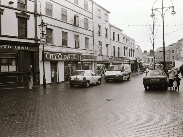 Scenes from around the popular shopping areas of Derry in the run up to Christmas back in 1995.