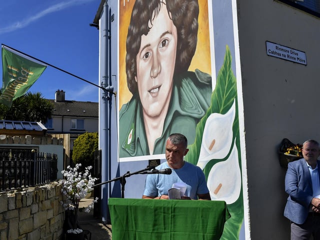Stephen Ramsay reads the Derry Roll of Honour at the 44th anniversary commemoration for IRA Volunteer George McBrearty held at the the Crann na Poblachta (Tree of the Republic) monument at Rinmore Drive in Creggan on Sunday afternoon. Photo: George Sweeney