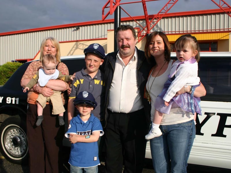 Darren pictured with Mum Mary, Dad Sean Nephew Ryan, Eoighan nice Emma and Sister Leone. 4839/dd