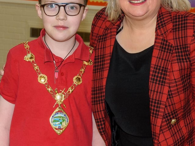 The Mayor, Councillor Sandra Duffy paid a visit to St Oliver Plunkett PS in Strathfoyle as part of Derry City and Strabane District Council’s  Local Democracy Week where she was joined by Councillor Rachal Ferguson and pupils from Primary 7. Following a series of questions and answers the children all tried the Mayoral Chain on. Picture Martin McKeown. 23.11.2:.