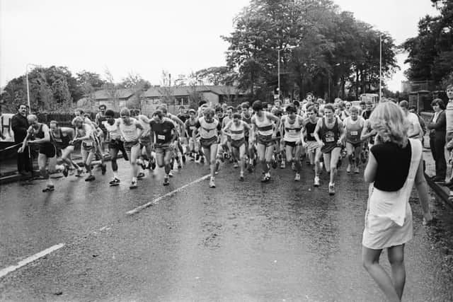 Runners set off from the entrance of St Columb’s Park for a straight run out to Campsie in the first ever Waterside Half Marathon in 1981.