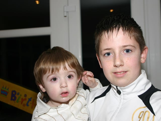 Oscar with brother David enjoying the birthday party. 2276/dd : Parties and celebrations January 2006: Oscar Friel.