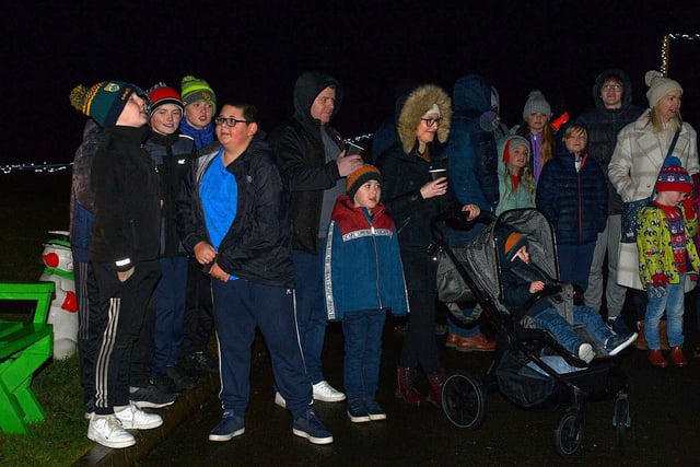 People gather for Santa’s arrival in Muff on Friday evening last. DER2249GS – 40