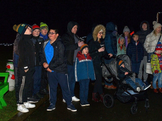 People gather for Santa’s arrival in Muff on Friday evening last. DER2249GS – 40