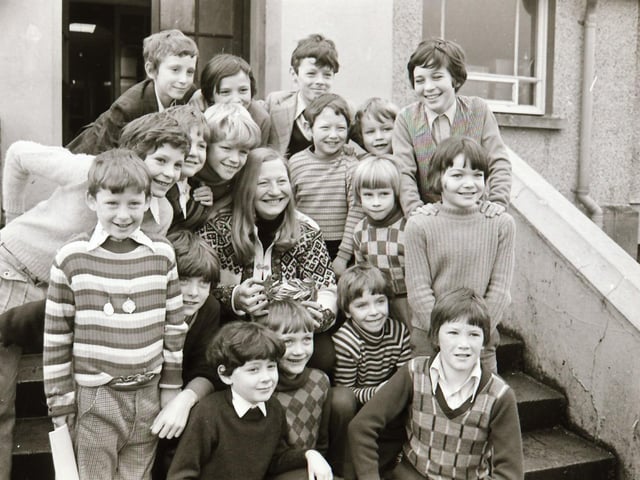 Olympian Mary Peters with golden laurel at Rosemount School.