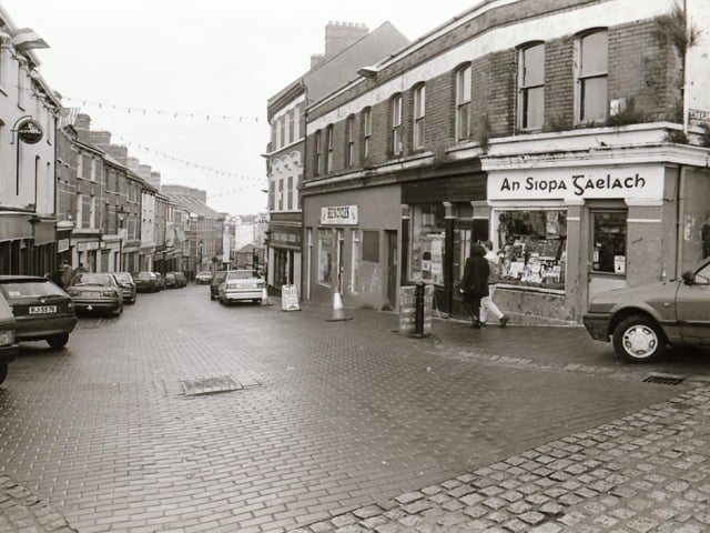 Scenes from around the popular shopping areas of Derry in the run up to Christmas back in 1995.
