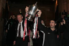 Team captain Peter Hutton and assistant boss Paul Hegarty hold up the FAI cup as Derry City arrive at Guildhall square in 2006.  LS49-543MT.
