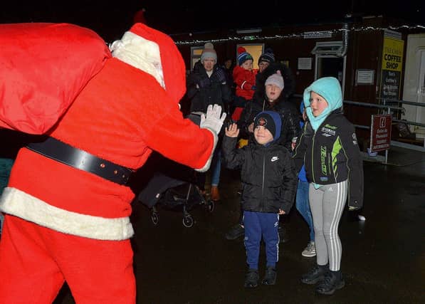 A ‘high-five’ for Santa’s as he arrives in Muff on Friday evening last. DER2249GS – 41