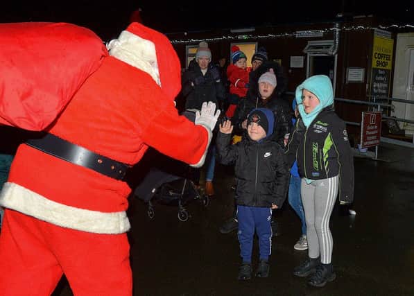 A ‘high-five’ for Santa’s as he arrives in Muff on Friday evening last. DER2249GS – 41