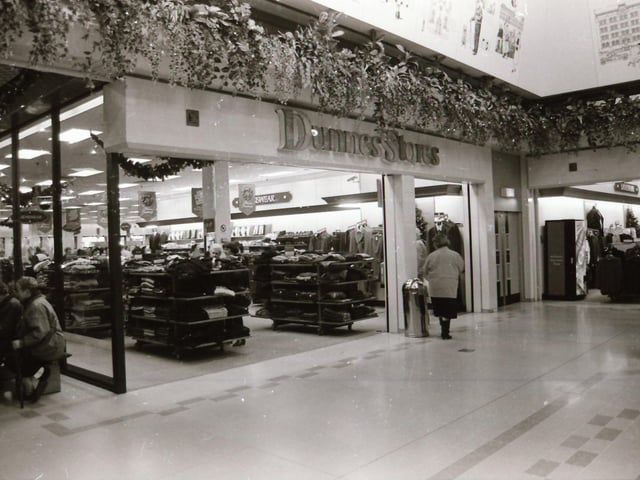 Scenes from around the popular shopping areas of Derry in the run up to Christmas back in 1995.