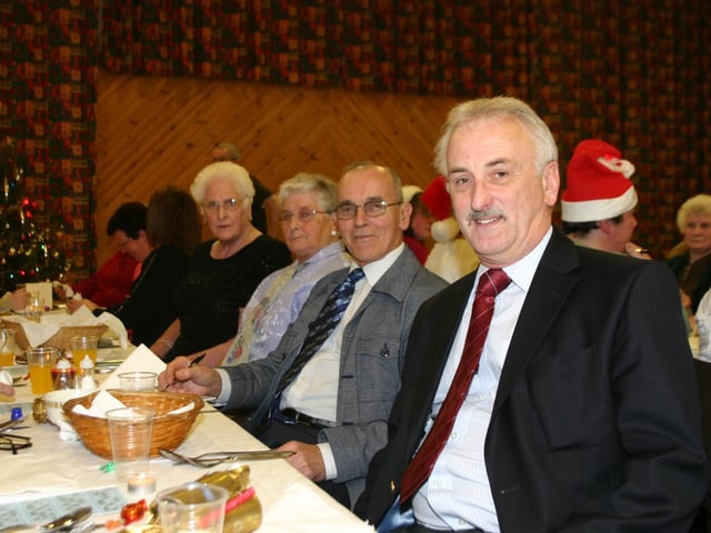 Having a great time at the Christmas party in the Fountain P.S. 1798/DD : Christmas and New Year Parties 2006.