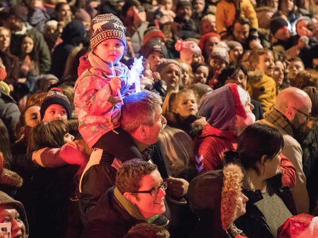 One young fan gets a perfect spot to watch the arrival of Santa during the Christmas Lights Switch on. Picture Martin McKeown. Inpresspics.com. 23.11.17