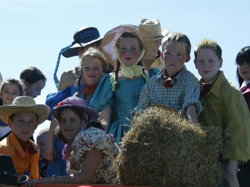 Young cowkids on the Seven Brides for Seven Grooms float. (2608JB50)
