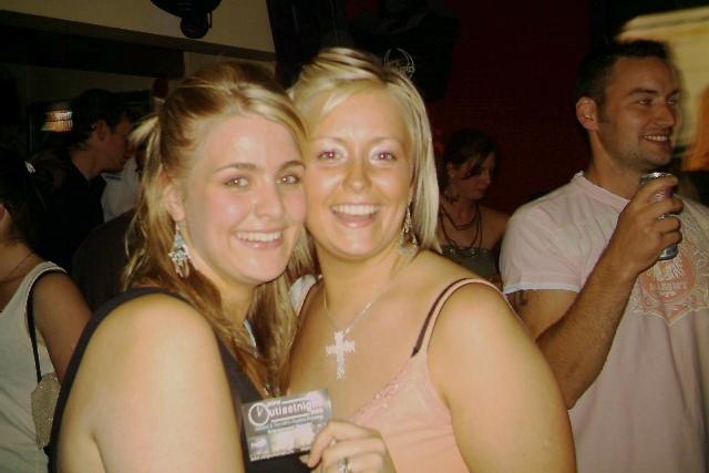 Exif-JPEG-422 : Punters enjoying a night out in Derry in the summer of 2005