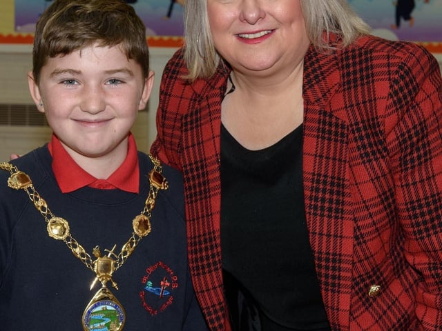 The Mayor, Councillor Sandra Duffy paid a visit to St Oliver Plunkett PS in Strathfoyle as part of Derry City and Strabane District Council’s  Local Democracy Week where she was joined by Councillor Rachal Ferguson and pupils from Primary 7. Following a series of questions and answers the children all tried the Mayoral Chain on. Picture Martin McKeown. 23.11.2:.