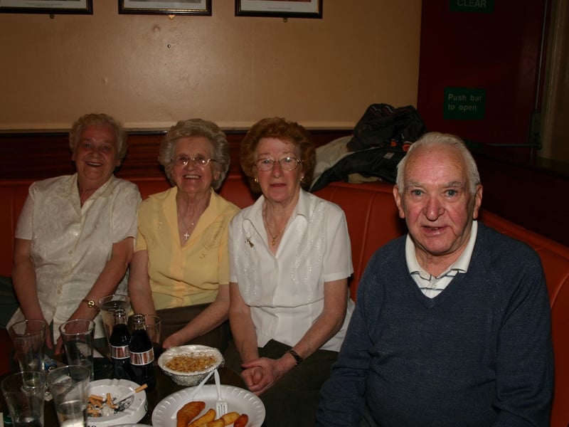 A group of friends having fun at the 40th in the PO Club. 4117/dd : .