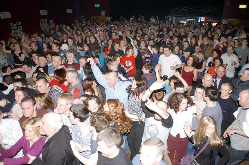 Crwods at The Undertones gig in Derry.