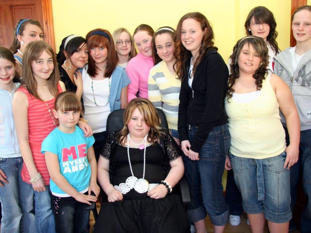 Emma surounded with her frends on the occasion of her 14th birthday at home.0025JML : Parties in Derry in Spring 2006.