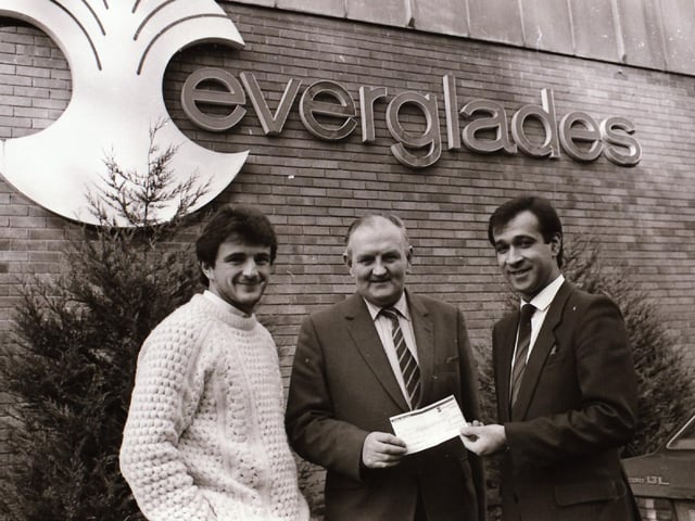 Everglades cheque to sponsor Derry City v Finn Harps at the Brandywell.