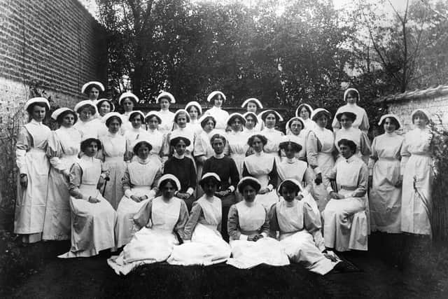 Edith Louisa Cavell with her nurses. She was shot by the Germans as a spy in Brussels on 6th October 1915. (Photo by Topical Press Agency/Getty Images)