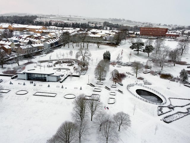 A covering of snow falls across Derry. Met Office issues weather warning for ice and snow in Northern Ireland.Photo Lorcan Doherty