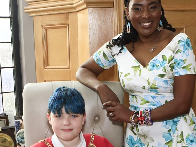 Mayor Lilian Seenoi Barr with Lisnagelvin PS pupil Oscar with the mayoral chain when members of the student council visited the Mayor's Parlour.