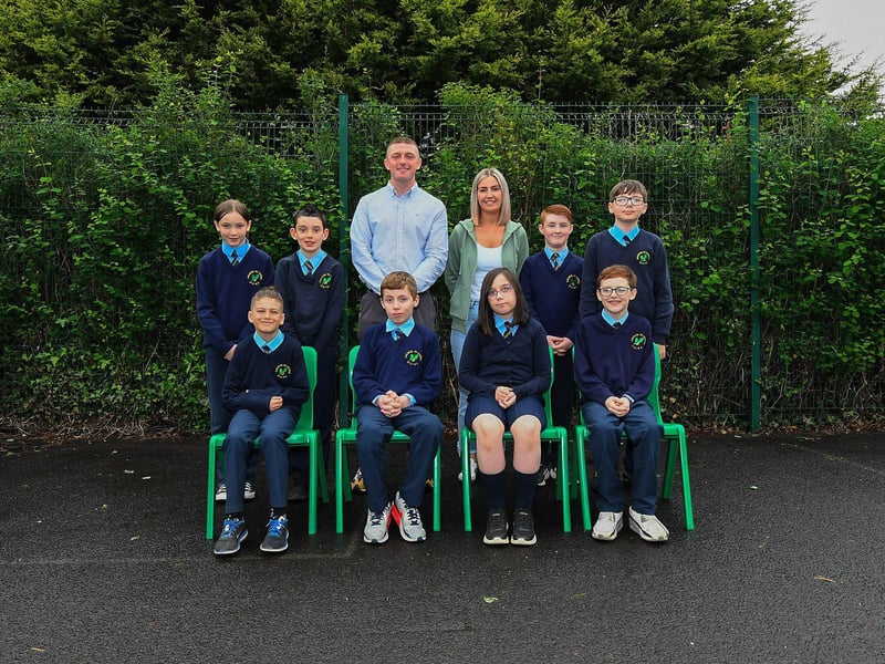 Múinteoir Fearghal and Múinteoir Cíarraí with Rang 7 at Gaelscoil na Daroige.