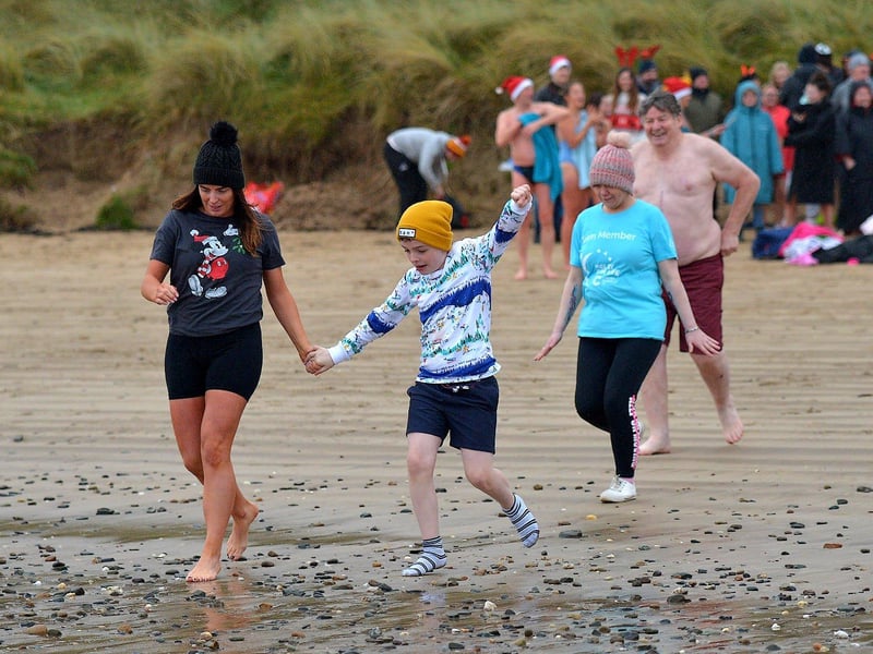 Swimmers make their way to the sea during the annual Christmas morning charity swim at Ludden beach. Photo: George Sweeney. DER2252GS – 10