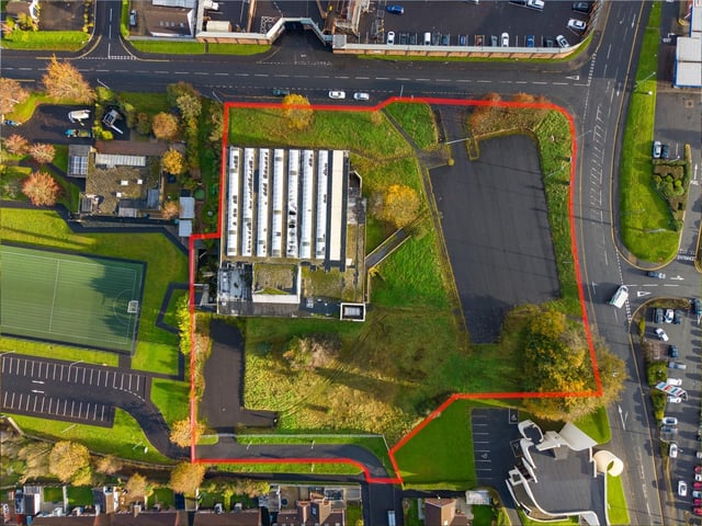 The former Lisnagelvin Leisure Centre in Derry’s Waterside has been placed back on the market with a guide price of £1m.