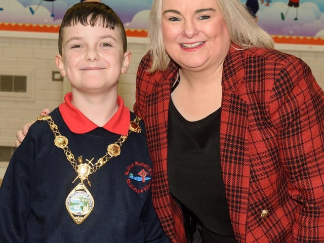 The Mayor, Councillor Sandra Duffy paid a visit to St Oliver Plunkett PS in Strathfoyle as part of Derry City and Strabane District Council’s  Local Democracy Week where she was joined by Councillor Rachal Ferguson and pupils from Primary 7. Following a series of questions and answers the children all tried the Mayoral Chain on. Picture Martin McKeown. 23.11.2:.