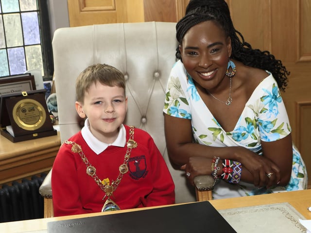 Mayor Lilian Seenoi Barr with Lisnagelvin PS pupil Ollie with the mayoral chain when members of the student council visited the Mayor's Parlour.