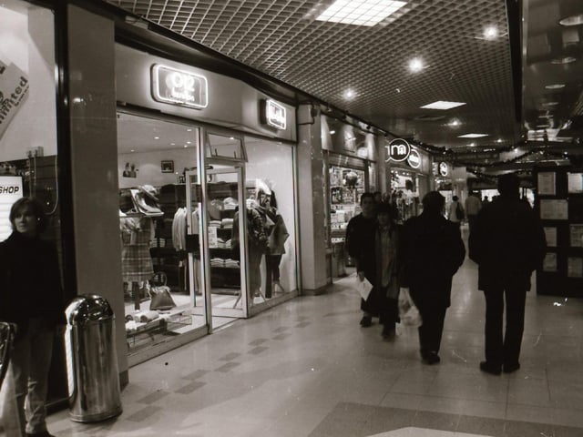 Scenes from around the popular shopping areas of Derry in the run up to Christmas back in 1995.