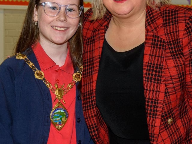 The Mayor, Councillor Sandra Duffy paid a visit to St Oliver Plunkett PS in Strathfoyle as part of Derry City and Strabane District Council’s Local Democracy Week where she was joined by Councillor Rachal Ferguson and pupils from Primary 7. Following a series of questions and answers the children all tried the Mayoral Chain on. Picture Martin McKeown. 23.11.2:.