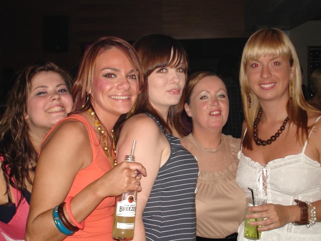 Throwback to when English DJ and radio presenter Trevor Nelson partied with Derry crowds in Earth Nightclub.