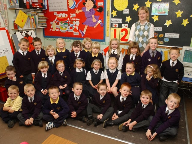 The Primary 1 calss pictured with their teacher Jill Laird. (0310A20):20 years on: Young people across Derry and Donegal starting school in September 2003