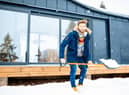 Shovelling snow for 30 minutes burns 200 calories, researchers found (photo: Adobe)