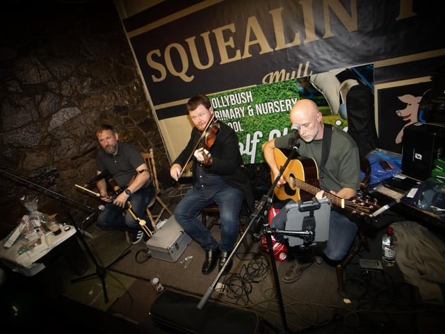 Hollybush PS parent Seamus Cradden and friends entertain the crowd at the prizegiving celebration in the Squealing Pig on Saturday night last. (Photos: Jim McCafferty Photography)