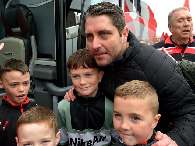Derry City’s manager Ruaidhrí Higgins has a picture taken with fans on Saturday morning prior to the team’s departure for Dublin ahead of tomorrow’s FAI Cup Final against Shelbourne. George Sweeney. DER2244GS – 57