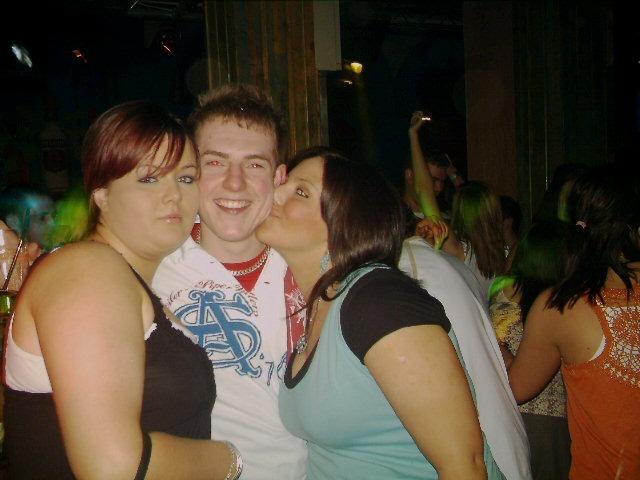 Exif-JPEG-422 : Out Last Night pictures in Derry bars in May 2005.