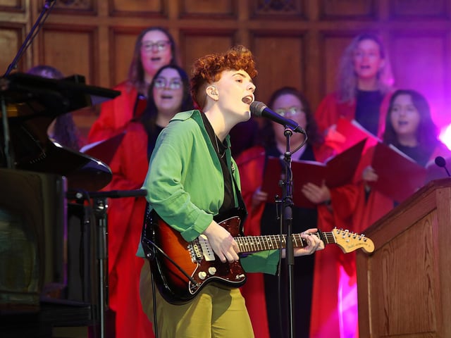 Roe performing 'Dreams'.