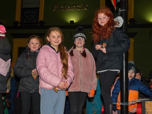 Waiting for Santa to arrive in Buncrana on Friday evening last. Photo: George Sweeney. DER2247GS – 89