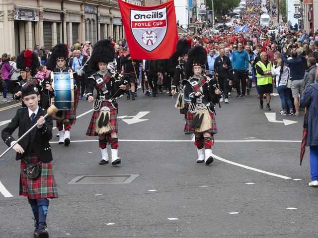 The band leads the teams down Clarendon Street.