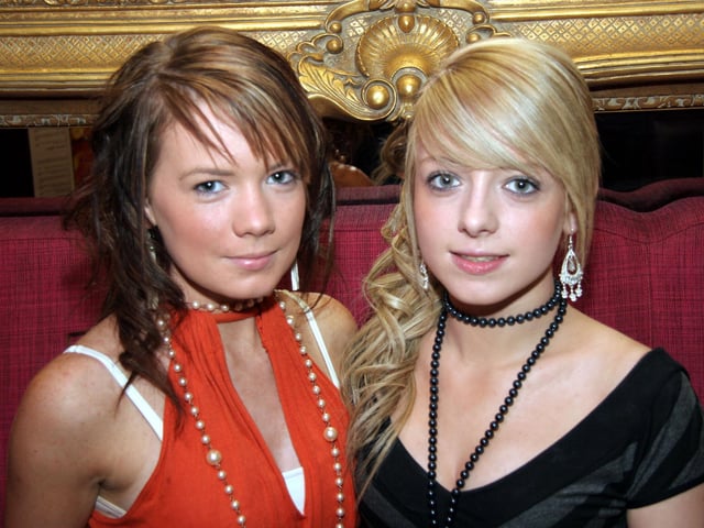 Rachel poses for the photographer with best friend Kirsty Farrelly 0033JML : Parties and nights out in March 2006