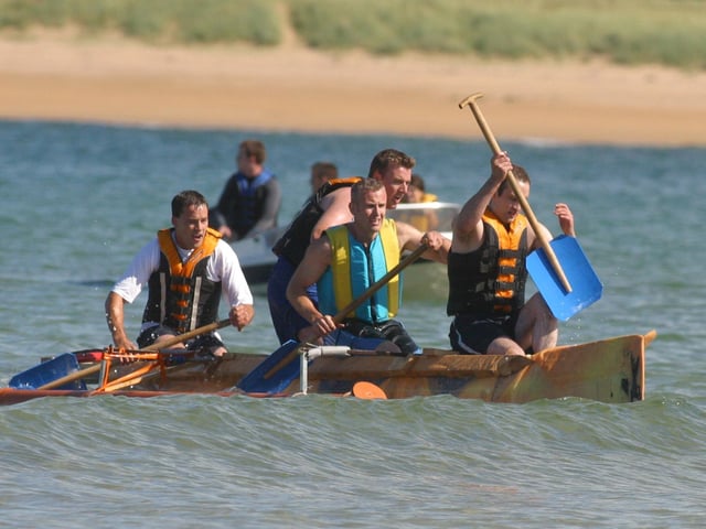Winning crew prepare to land.  (0908JB12) : Clonmany Festival, Vintage Show, Agricultural Show and Raft Race in August 2005.