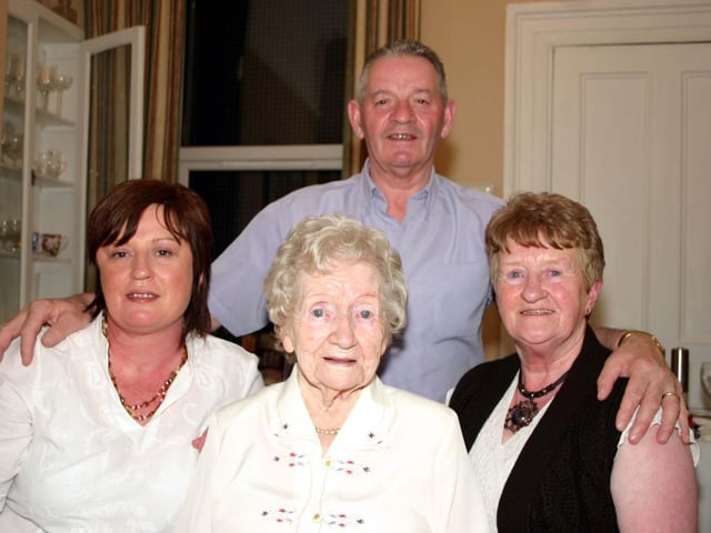 Mary with family friends from Strabane enjoying the 98th Birthday party at Crawford Square.3896/dd : Parties and celebrations across Derry in May 2006.