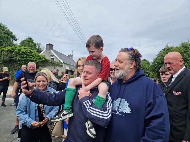 Russell Crowe meets with fans.