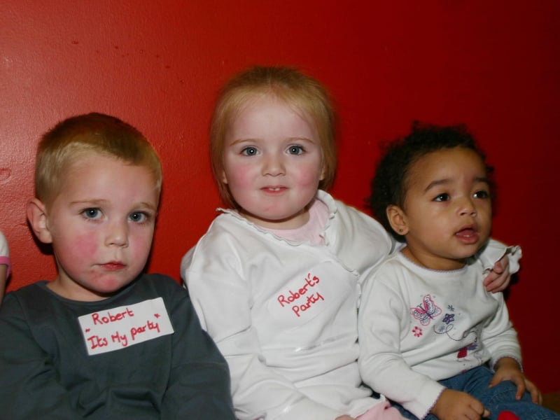Robert with Jamie Lee and Leah at Bananas having a good time. 633 /dd : .