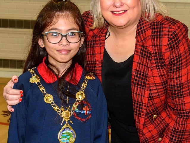 The Mayor, Councillor Sandra Duffy paid a visit to St Oliver Plunkett PS in Strathfoyle as part of Derry City and Strabane District Council’s  Local Democracy Week where she was joined by Councillor Rachal Ferguson and pupils from Primary 7. Following a series of questions and answers the children all tried the Mayoral Chain on. Picture Martin McKeown. 23.11.2:.