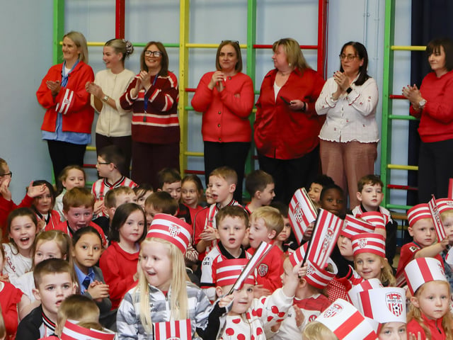 Derry City player Christy Grogan and senior coach Niall McGinn visiting St. Anne’s PS in the run up to their FAI Cup final against Waterford. (Photo - Tom Heaney, nwpresspics)